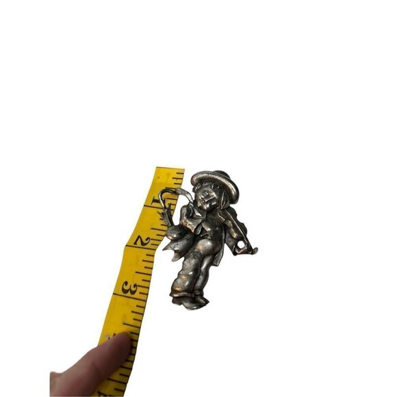 Vintage brushed Silver Brooch - Model on Hummel Little Fiddler Boy with Violin p - Picture 3 of 7
